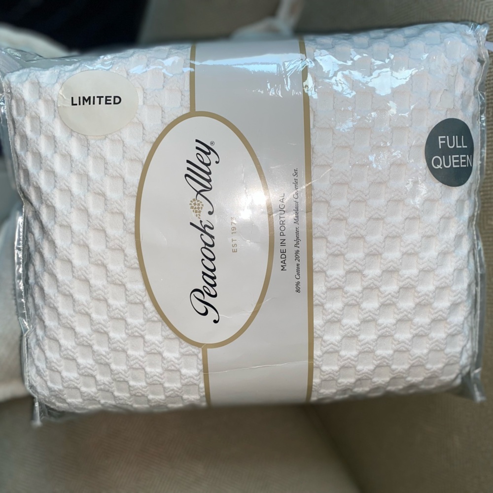 Peacock Alley White Queen Size Coverlet Matelasse & Matching Shams - Never Used